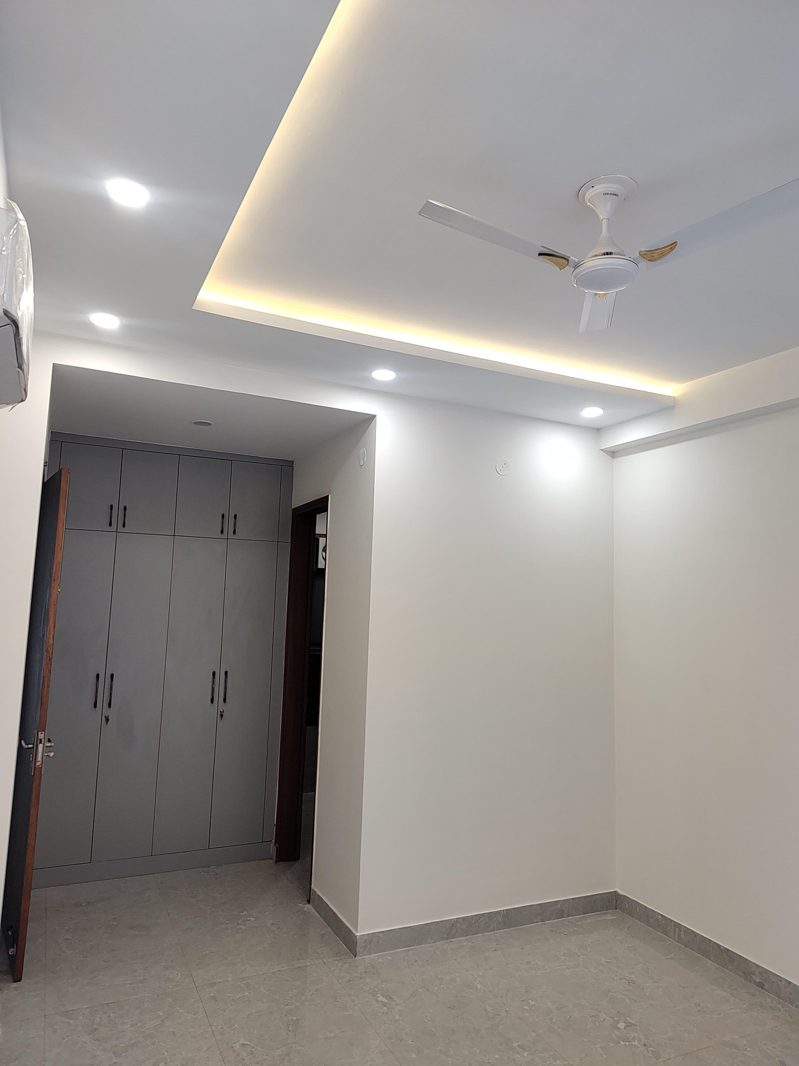 3 bhk semi furnished flat in sector 57