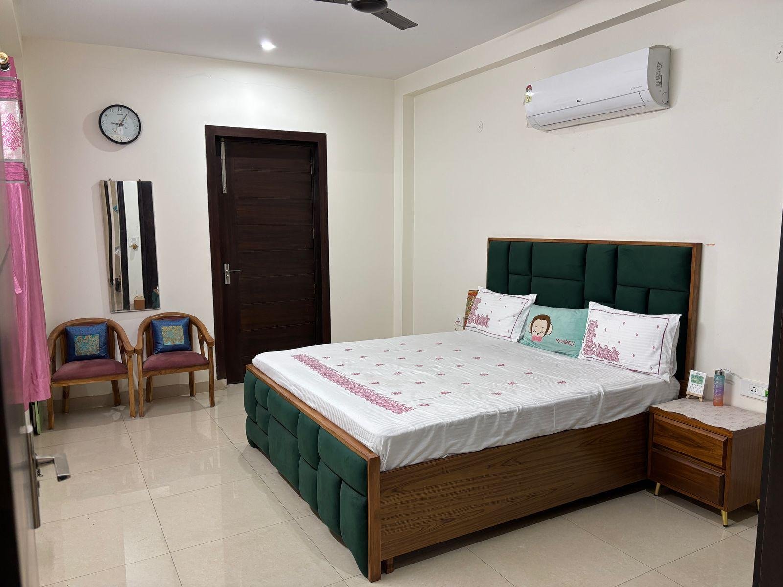 3 bhk semi furnished flat in sector 46